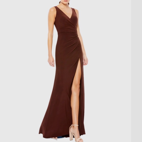 IEENA FOR MAC DUGGAL
Ruched Stretch Jersey V-Neck Gown size 2 - Picture 11 of 12